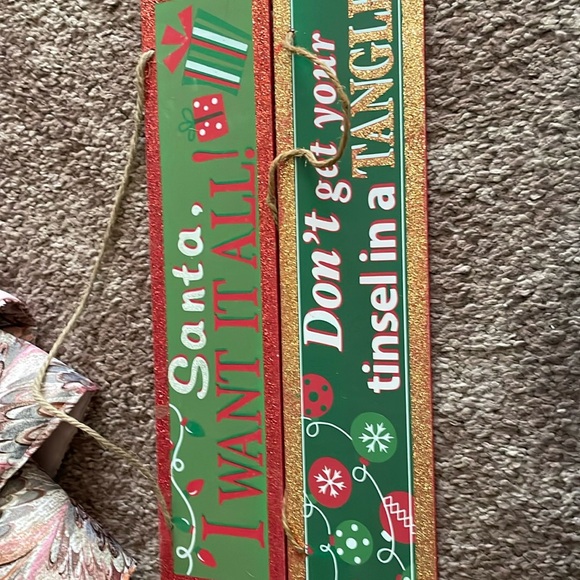 2 Christmas signs - Picture 1 of 3